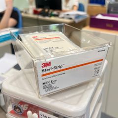Hộp 50 gói băng y tế thay chỉ khẩu da 3M Steri-strip™ R1546 - Cho vết thương tiểu phẫu - Túi 10 miếng