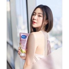 Sữa Dưỡng Thể Sáng Da Vaseline Gluta HYA Serum 10X 330ml - Cấp Ẩm, Giúp Làn Da Trắng Sáng và Mờ Thâm Sạm, Phù Hợp Mọi Loại Da