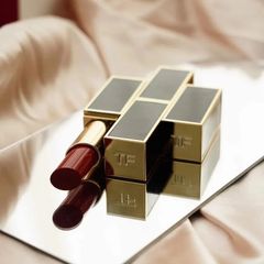 Son Môi Tom Ford Satin Matte 50 Adored - Màu Đỏ Cam Cháy Sang Trọng, Độ Bám Màu Tốt, Phù Hợp Với Mọi Tông Da