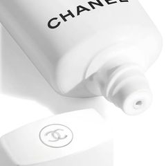 Kem Chống Nắng Chanel UV Essentiel SPF 50/PA ++++ 30ml - Bảo Vệ Da Khỏe Mạnh, Chống Nắng Hiệu Quả Cho Mùa Hè