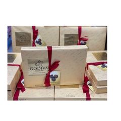 Hộp kẹo chocolate Godiva Bỉ date 10/2023 cao cấp sang trọng phù hợp quà biếu tết
