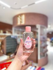 Dầu Mát xa và Dưỡng Ẩm Johnson’s Baby Oil 200ML - Giữ ẩm cho da nhạy cảm của bé, an toàn và hiệu quả cho cả người lớn.
