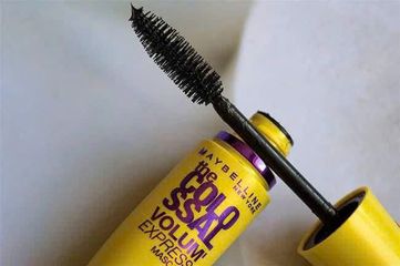 Mascara Maybelline Volum’ Express 7X – Dày mi, chống lem