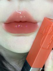 Son Dior 421 Addict Lip Tattoo Natural Tea - Son môi cam đất bền màu, không vỏ, hoàn hảo cho phong cách tự nhiên.