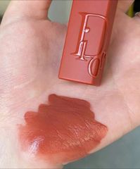 Son Dior 421 Addict Lip Tattoo Natural Tea - Son môi cam đất bền màu, không vỏ, hoàn hảo cho phong cách tự nhiên.