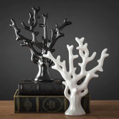 Tượng trang trí, decor phòng khách tông đen trắng