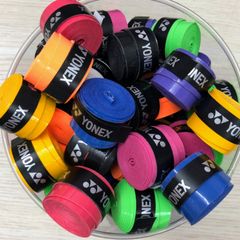 Quấn cán vợt pickleball yonex nhiều màu sắc, tạo cảm giác chắc chắn và thoáng mát khi cầm vợt