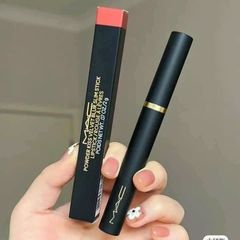 Son MAC Powder Kiss Velvet Blur Slim Stick Lipstick 899 – Màu Lì Mịn, Giữ Ẩm Nhẹ, Trang Điểm Sang Trọng, Quà Tặng Phong Cách