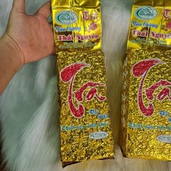 1 kg (2 gói, mỗi gói 0.5kg) Trà xanh móc câu Thái Nguyên truyền thống (gói vàng chữ đỏ)