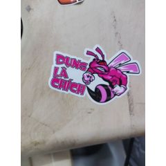 Tem Logo sticker chú ong Đụng Là Chích Hồng dán xe đẹp,xe máy,dán mọi nơi