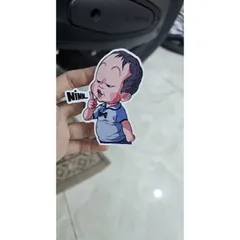 Tem logo sticker em bé Nín dễ thương dán xe máy,laptop,điện thoại,dán mọi nơi