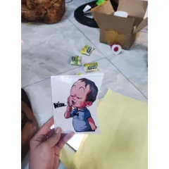 Tem logo sticker em bé Nín dễ thương dán xe máy,laptop,điện thoại,dán mọi nơi
