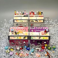Quầy tủ lạnh siêu thị mini Hellokitty Kuromi 7Eleven 65 chi tiết, mô hình mô phỏng tủ đông bán hàng