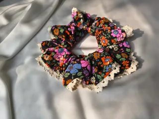 Scrunchie cột tóc hoa nhí phối ren màu trầm size trung14cm14cm