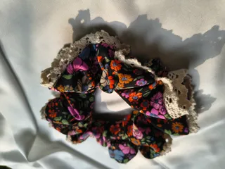 Scrunchie cột tóc hoa nhí phối ren màu trầm size trung14cm14cm