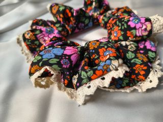 Scrunchie cột tóc hoa nhí phối ren màu trầm size trung14cm14cm
