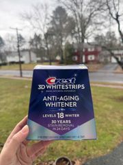 Crest 3D Whitestrips Anti-Aging Whitener Giúp răng trắng hơn tới 18 cấp độ