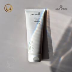Toner cân bằng cấp ẩm cho da nhạy cảm Living Nature Sensitive Hydrating Toner 100ml