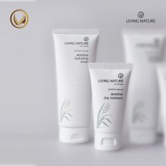 Toner cân bằng cấp ẩm cho da nhạy cảm Living Nature Sensitive Hydrating Toner 100ml