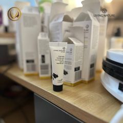 Gel hỗ trợ giảm mụn, ngừa thâm sẹo Living Nature Manuka Honey Gel 10ml