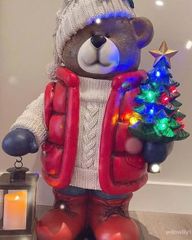Gấu ông già Noel 2025 cầm đèn và cây thông LED lấp lánh
