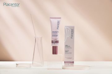 Kem Dưỡng Ẩm Mắt Và Môi Placentor Vegetal Creme Reparatrice Yeux Et Levres Repairing Cream Eye And Lip