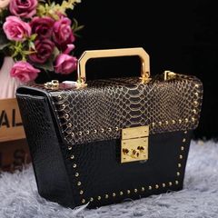 (HÀNG V.I.P ORDER) - Túi cầm tay Nữ dạng Cốp Rương 2024 Phong cách mới Họa tiết rắn Đinh tán