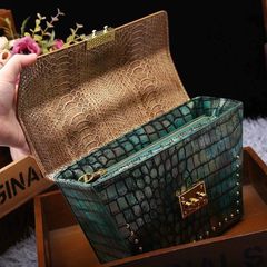 (HÀNG V.I.P ORDER) - Túi cầm tay Nữ dạng Cốp Rương 2024 Phong cách mới Họa tiết rắn Đinh tán