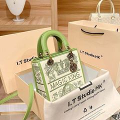 Túi xách Nữ dáng vuông thêu Xanh size 20 MAGIC KING