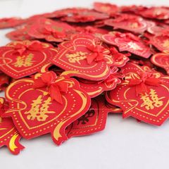Hoa cài áo cho khách mời trong ngày cưới