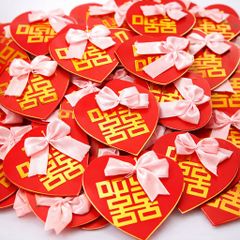 Hoa cài áo cho khách mời trong ngày cưới