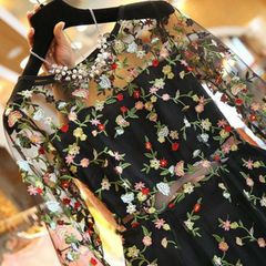 Đầm đi tiệc ren tay lỡ thêu hoa nhí