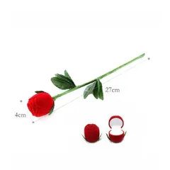 Hoa hồng nhung đựng nhẫn cưới trong ngày kỉ niệm