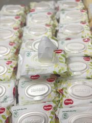 Combo 4 gói khăn giấy ướt Huggies 80 miếng không mùi, không chứa cồn,lau sạch vi khuẩn, lành tính cho da bé