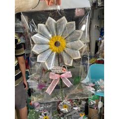 Hoa nhét tiền làm quà tặng 20-10