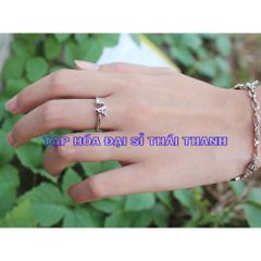 Nhẫn xi bạch kim chữ Cái đính kèm hạt xoàn nhỏ