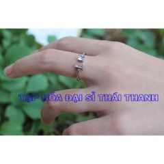 Nhẫn xi bạch kim chữ Cái đính kèm hạt xoàn nhỏ