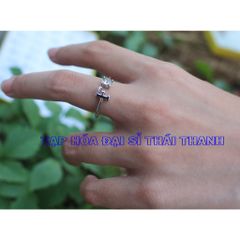Nhẫn xi bạch kim chữ Cái đính kèm hạt xoàn nhỏ
