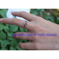 Nhẫn xi bạch kim chữ Cái đính kèm hạt xoàn nhỏ
