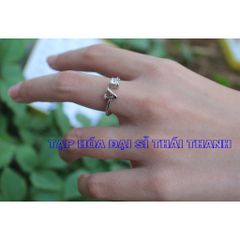 Nhẫn xi bạch kim chữ Cái đính kèm hạt xoàn nhỏ