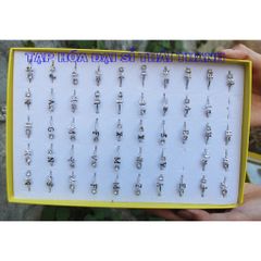 Nhẫn xi bạch kim chữ Cái đính kèm hạt xoàn nhỏ