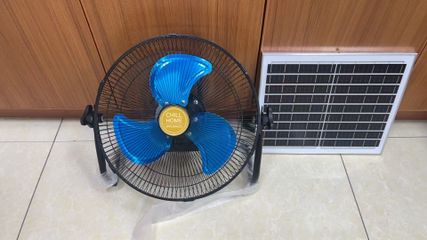 Quạt sàn tích điện CHILL HOME, pin 4800mAh, kèm panel NLMT, lồng & cánh kim loại
