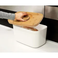 Hộp đựng bánh mì Joseph Joseph 81097 có nắp đậy kèm thớt màu trắng