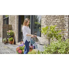 Bộ vòi tưới cây treo tường dây cuốn tự động 15m Gardena 08022-20