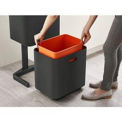 Thùng rác 2 ngăn Joseph Joseph 30106 Totem Max 60L màu đen carbon