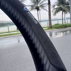 Bọc Vô Lăng JOY TUTUS 3 Mảnh Chất Liệu Alcantara Kết Hợp Vân Carbon Segment Steering Wheel Cover