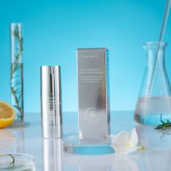 Pharmaform Spot Corrector Light Weight Cream Kem giúp làm mờ các vết thâm cải thiện sắc tố da giúp da trông rạng rỡ, đều màu và tươi trẻ hơn.