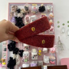 Băng đô len đỏ cổ điển và sang trọng với thiết kế tinh tế và màu sắc nổi bật
