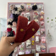 Băng đô len đỏ cổ điển và sang trọng với thiết kế tinh tế và màu sắc nổi bật