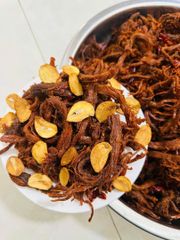 Khô Heo Cháy Tỏi Loại 1 - Thịt Heo Tươi Nguyên Chất, Ngon Đậm Đà, Hương Tỏi Phi Nồng Nàn, Dễ Ăn Quanh Năm, 500GR
